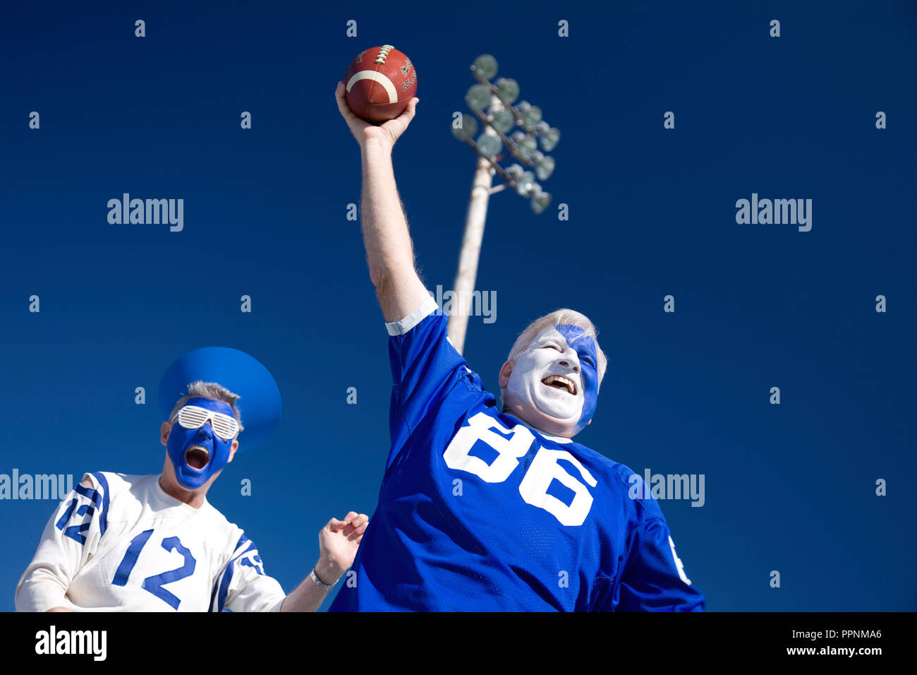 Coppia entusiasti appassionati di sport con facce dipinte in una partita di calcio, STATI UNITI D'AMERICA Foto Stock