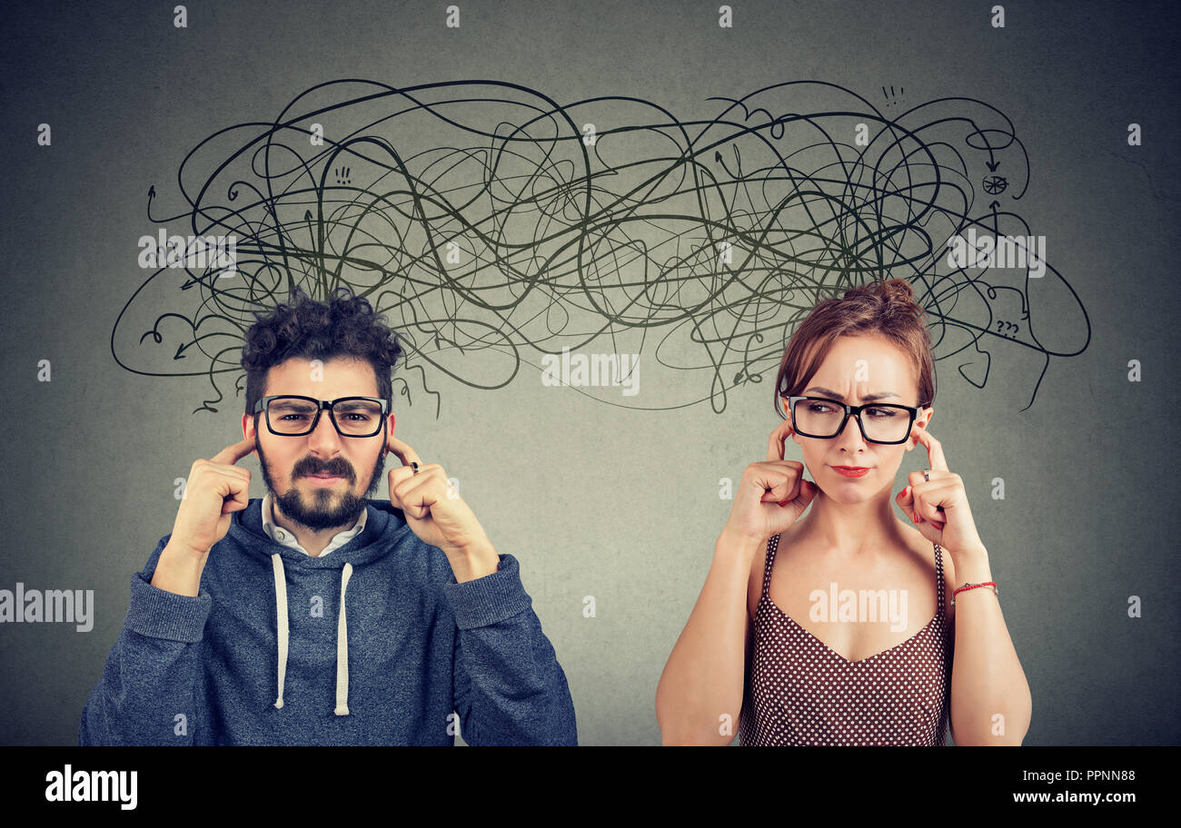 Arrabbiato orinato giovane donna e uomo ignorando di non ascoltare ogni altra scambiando con molti pensieri negativi Foto Stock