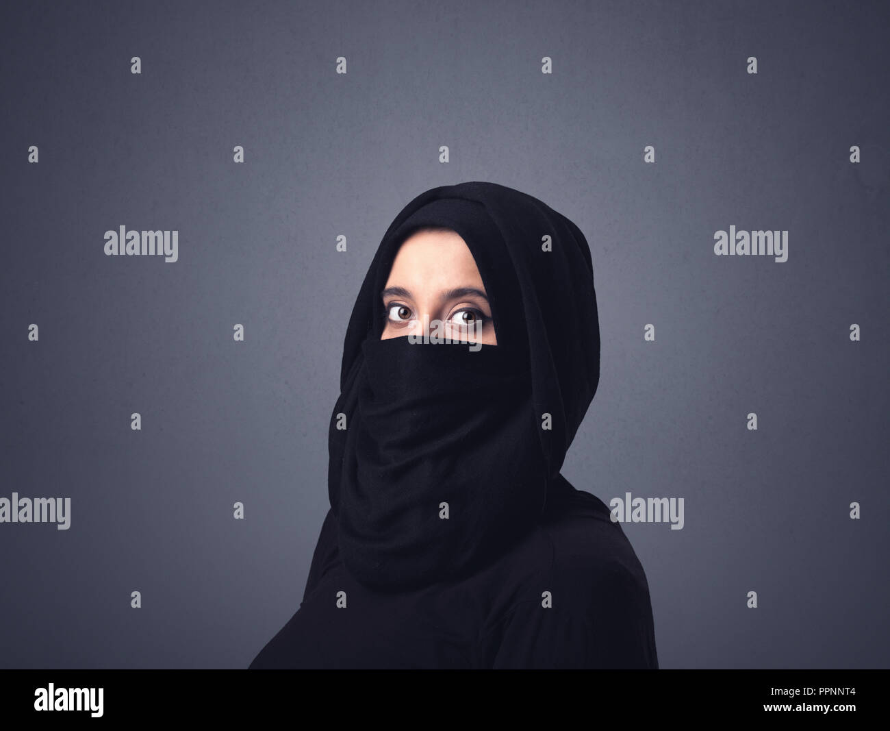 Giovane donna musulmana di indossare niqab Foto Stock