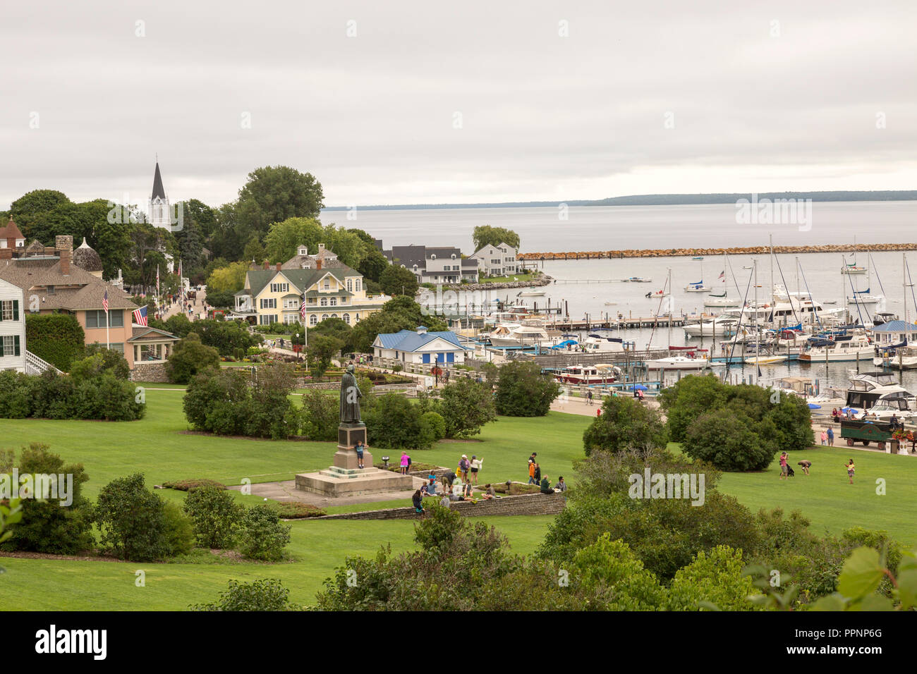 Vista dal di sopra della città, il porto e la Marquette Park con i turisti, sull isola di Mackinac, Michigan. Foto Stock