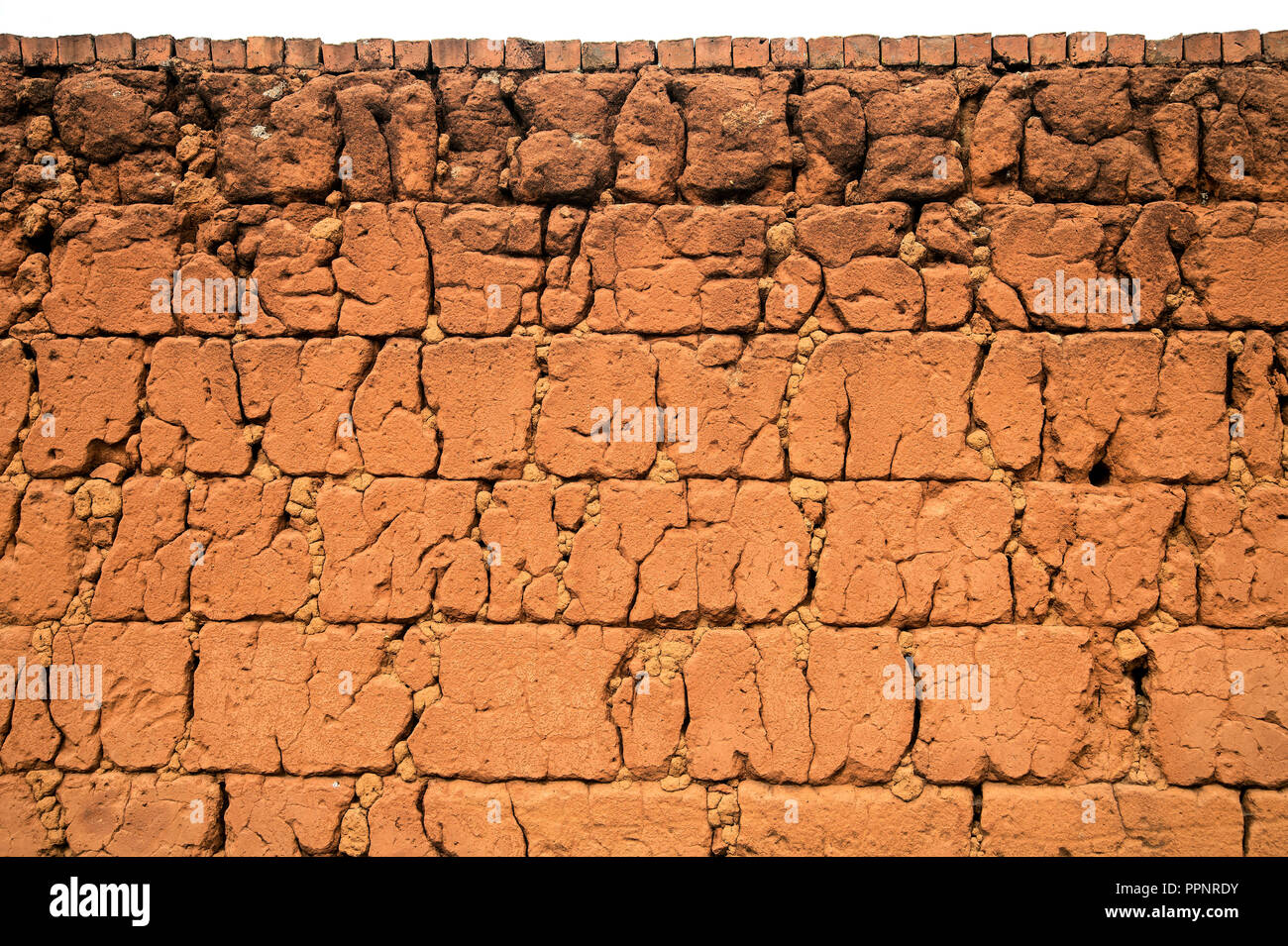 Tradizionale muro di pietra dal royal era costruito con sabbia, shell e calcare bianco d'uovo, la residenza reale di Ambohimanga Foto Stock