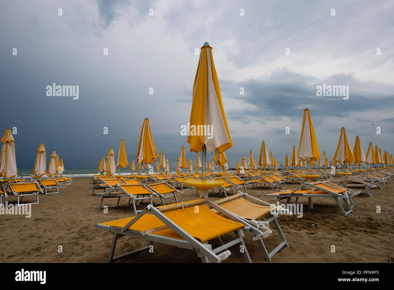 Abbandonato sedie a sdraio sulla spiaggia, mare adriatico, Union Lido, Cavallino Treporti, Veneto, Italia Foto Stock