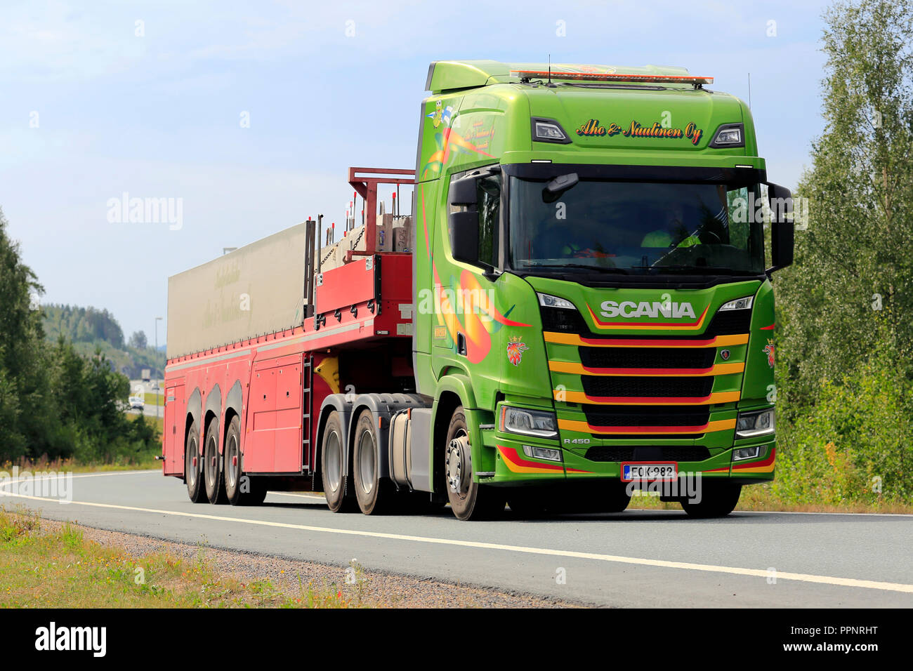 Lempaala, Finlandia - 9 Agosto 2018: colorati di generazione successiva Scania R450 semi rimorchio cale le lastre di cemento sulla superstrada rampa nell'estate. Foto Stock