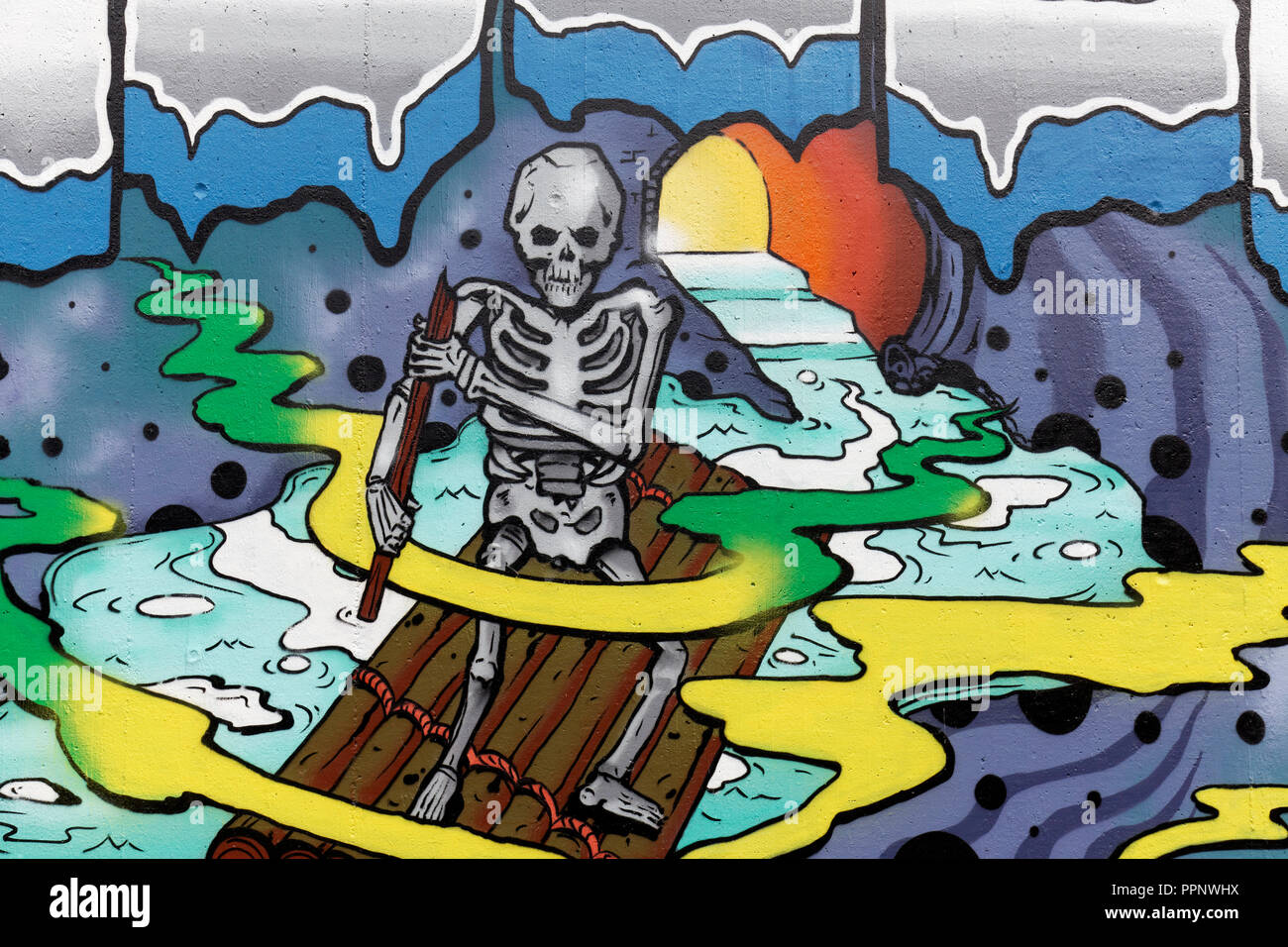 Scheletro umano righe su una zattera, apocalittica, Arte di strada, Düsseldorf-Eller, Nord Reno-Westfalia, Germania Foto Stock