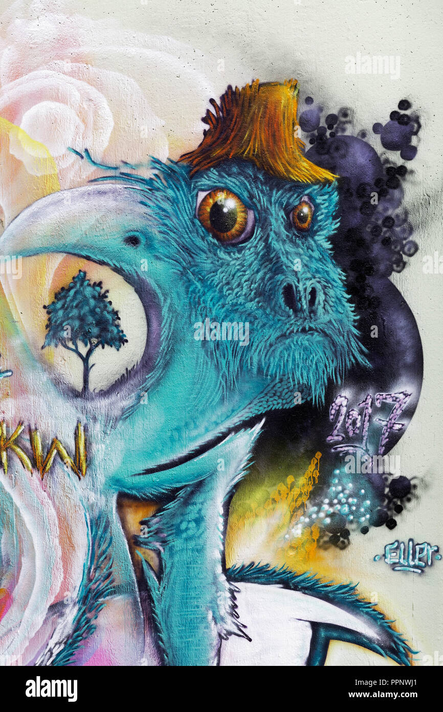 Fantasy animale con grandi occhi e hat, graffiti Dusseldorf-Eller, Nord Reno-Westfalia, Germania Foto Stock