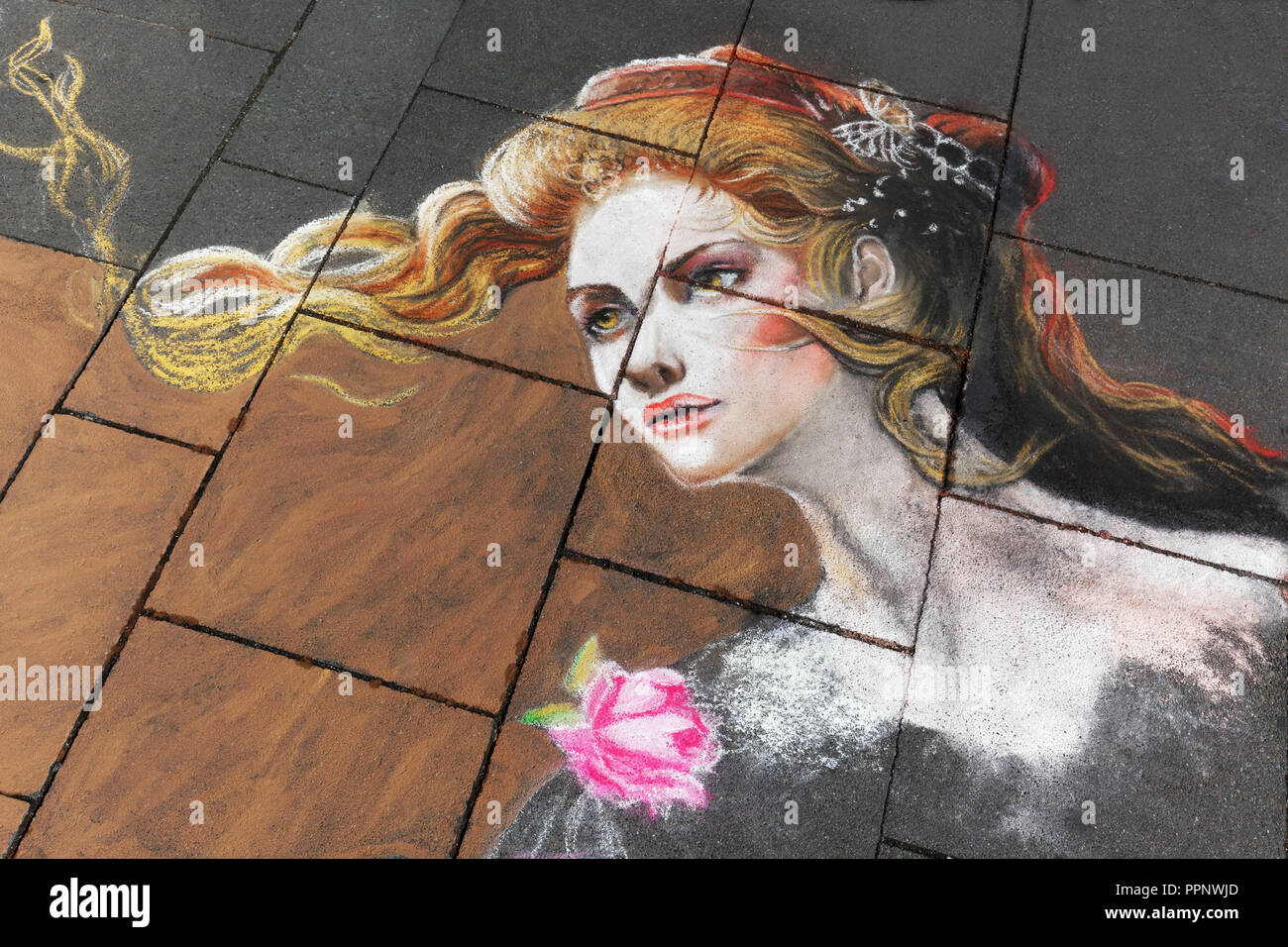Donna romantica con rose, ritratto, street painting, pavimentazione festival artisti Geldern, Geldern, Niederrhein Foto Stock