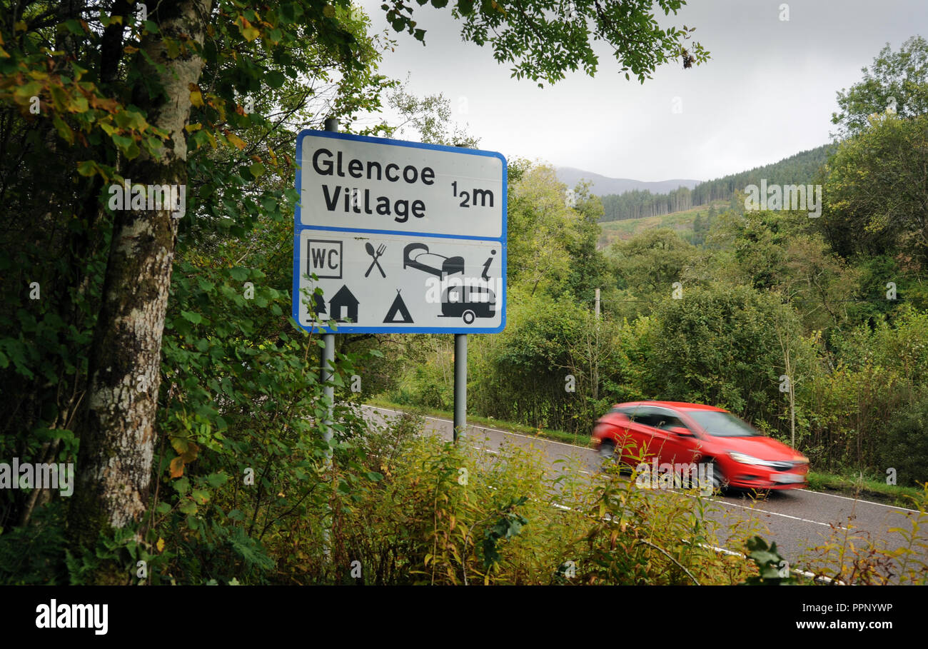 GLENCOE VILLAGE cartello stradale a Glencoe Highlands della Scozia UK Foto Stock