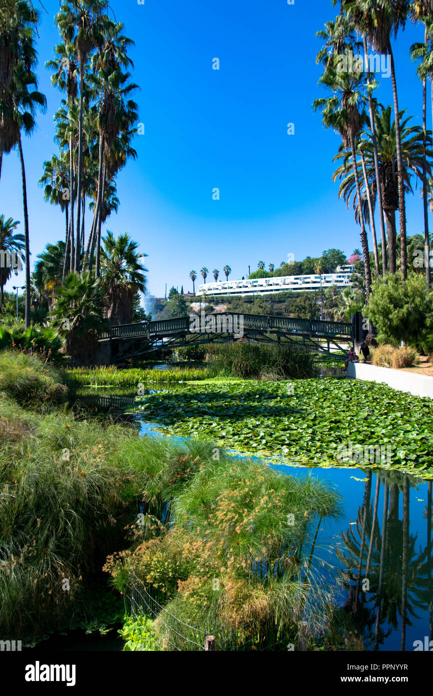 Ponte sul verde e sul lago in Echo Park a Los Angeles, California Foto Stock