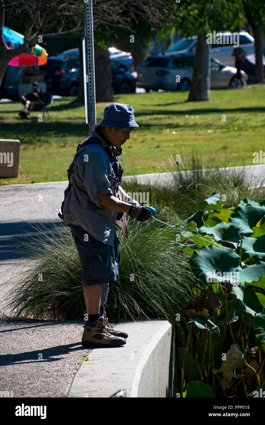 Gli uomini si preparano a pescare nel lago a Echo Park, Los Angeles, California Foto Stock
