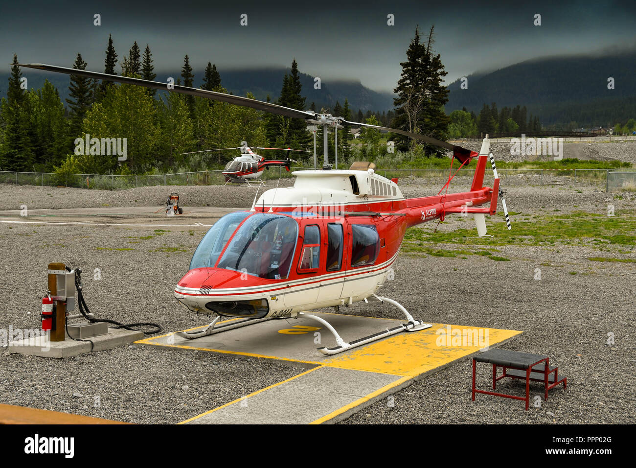 CANMORE, Alberta, Canada - Giugno 2018: Campana 206 Longranger elicottero azionato da elicotteri alpino dalla sua base in Canmore. Foto Stock