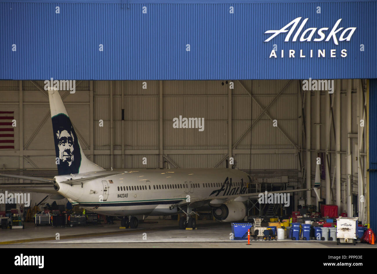 Boeing 737 jet in Alaska Airlines hangar a Seattle Tacoma Airport per la manutenzione. Foto Stock
