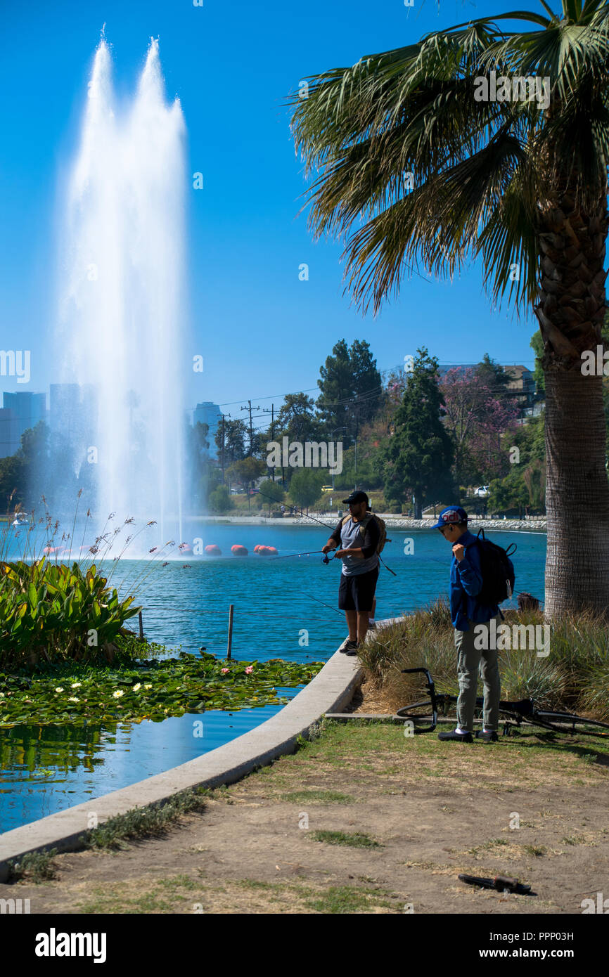 Gli uomini si preparano a pescare nel lago a Echo Park, Los Angeles, California Foto Stock