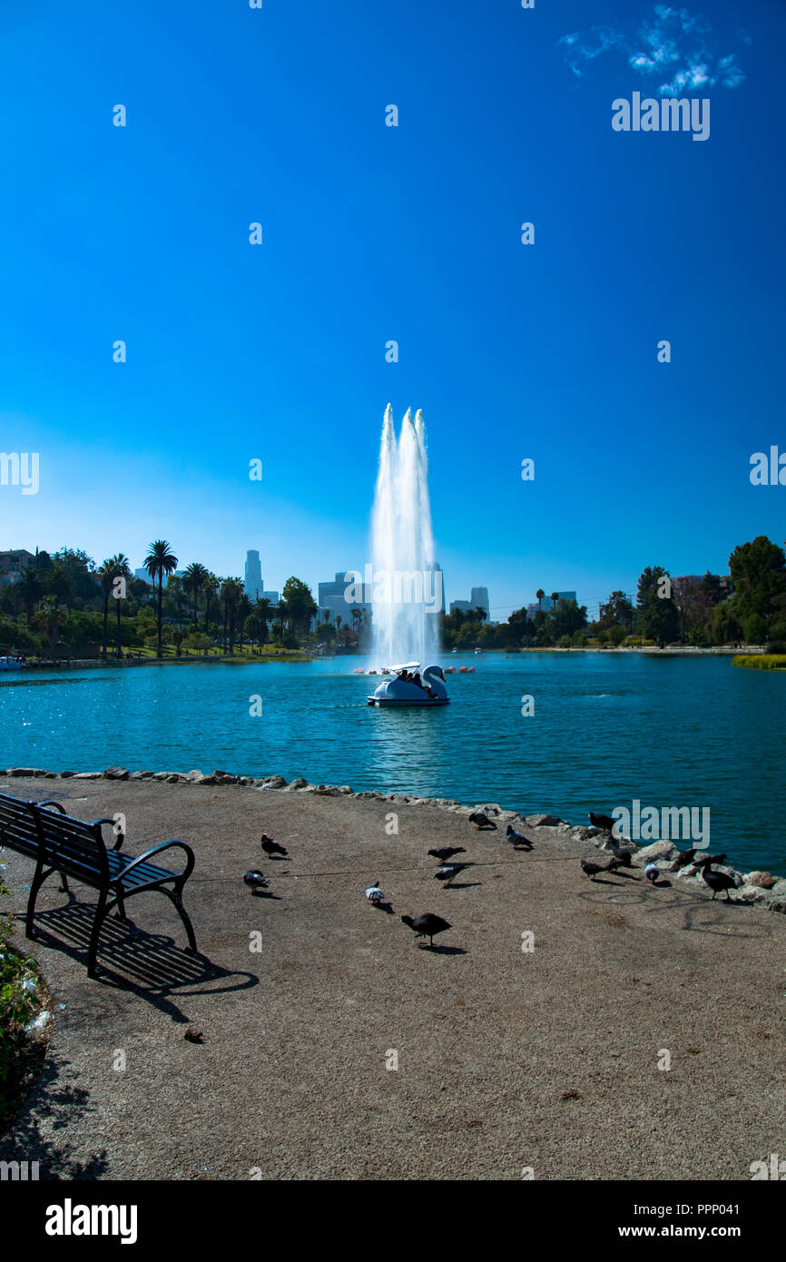 Fontana a Echo Park Lake con il Los Angeles skyline in background, Echo Park, Los Angeles, California Foto Stock