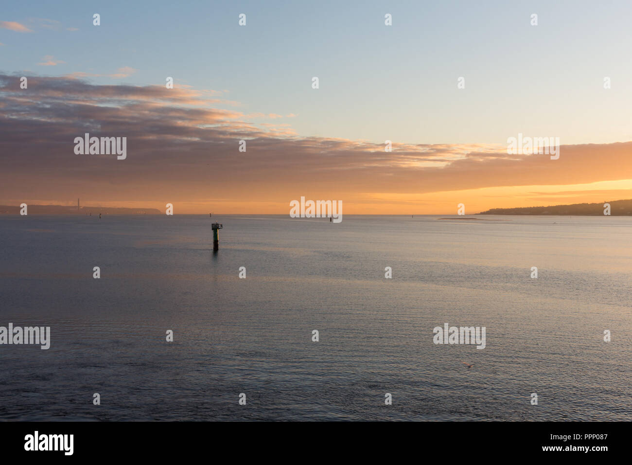 Tramonto su Belfast Lough, N.Irlanda. Foto Stock