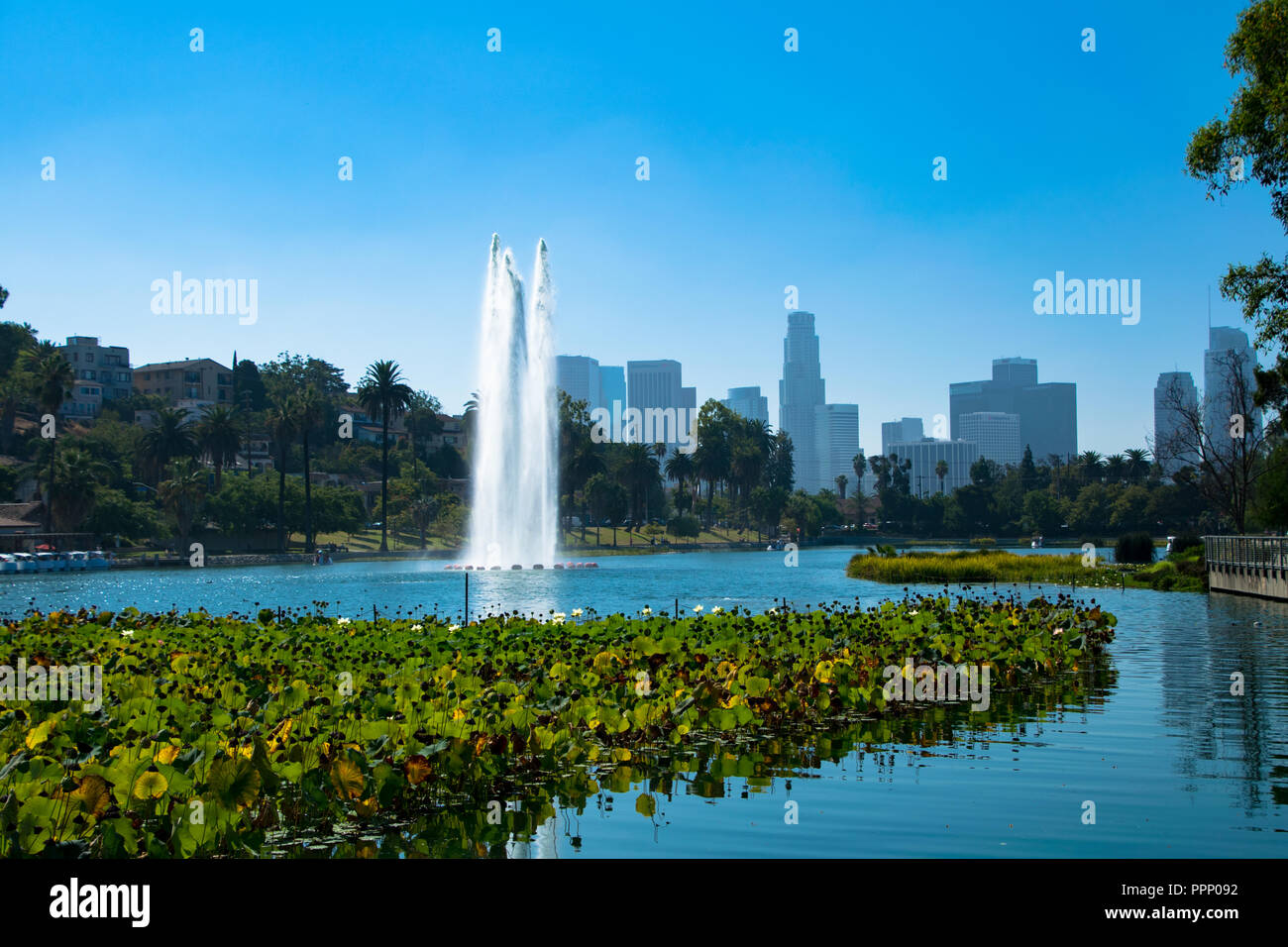 Fontana a Echo Park Lake con il Los Angeles skyline in background, Echo Park, Los Angeles, California Foto Stock