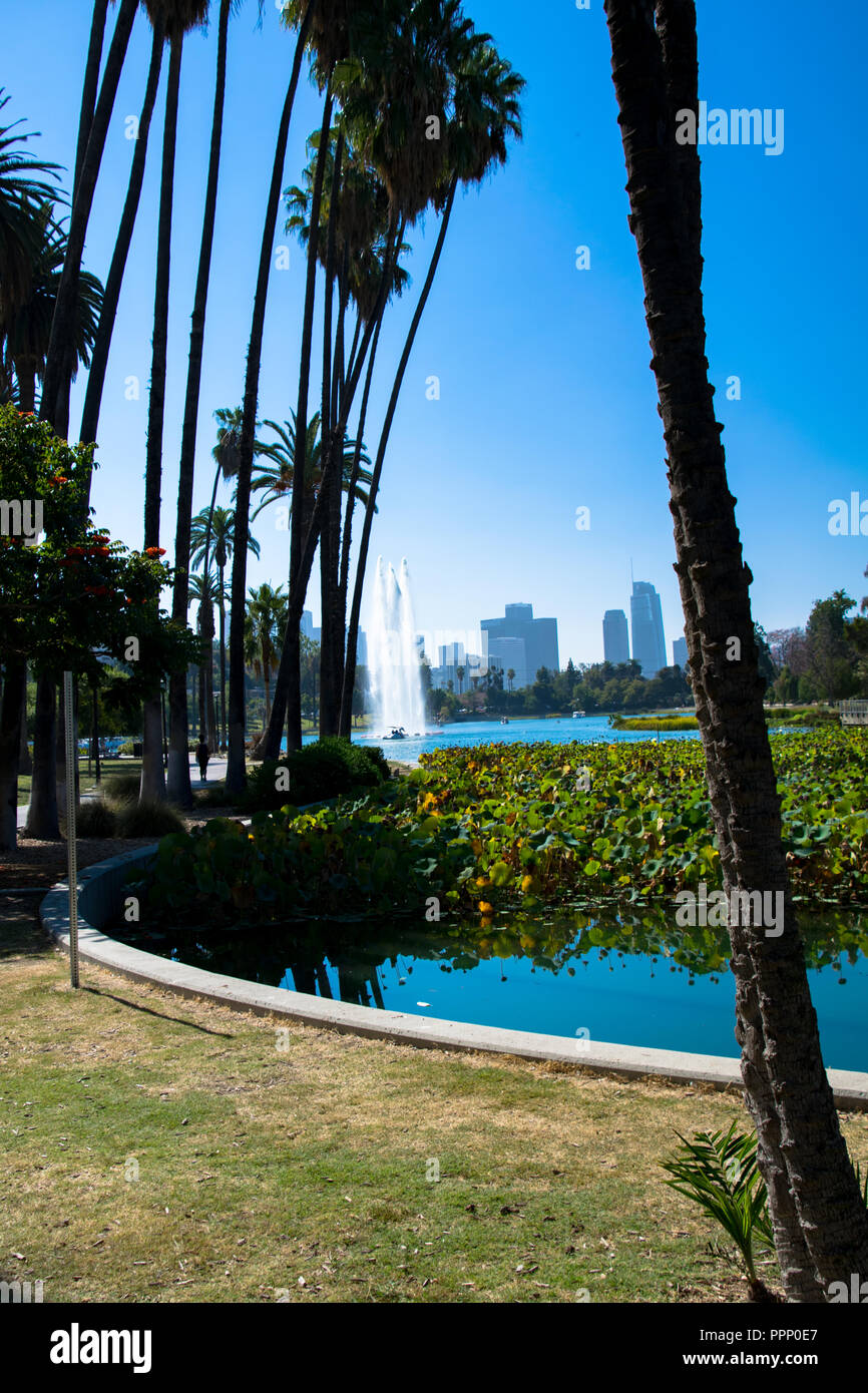 Fontana a Echo Park Lake con il Los Angeles skyline in background, Echo Park, Los Angeles, California Foto Stock