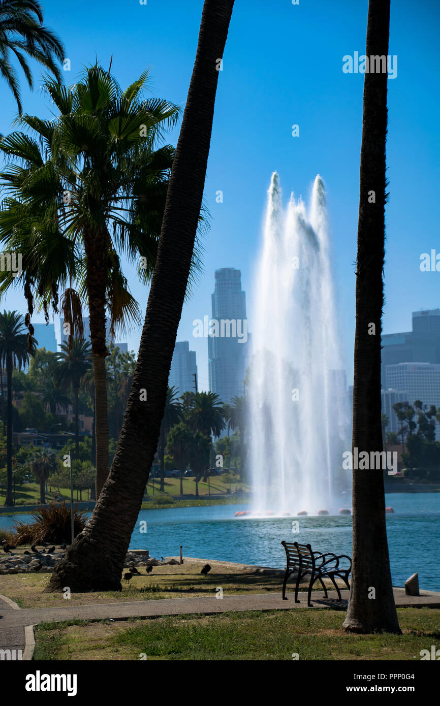 Fontana a Echo Park Lake con il Los Angeles skyline in background, Echo Park, Los Angeles, California Foto Stock