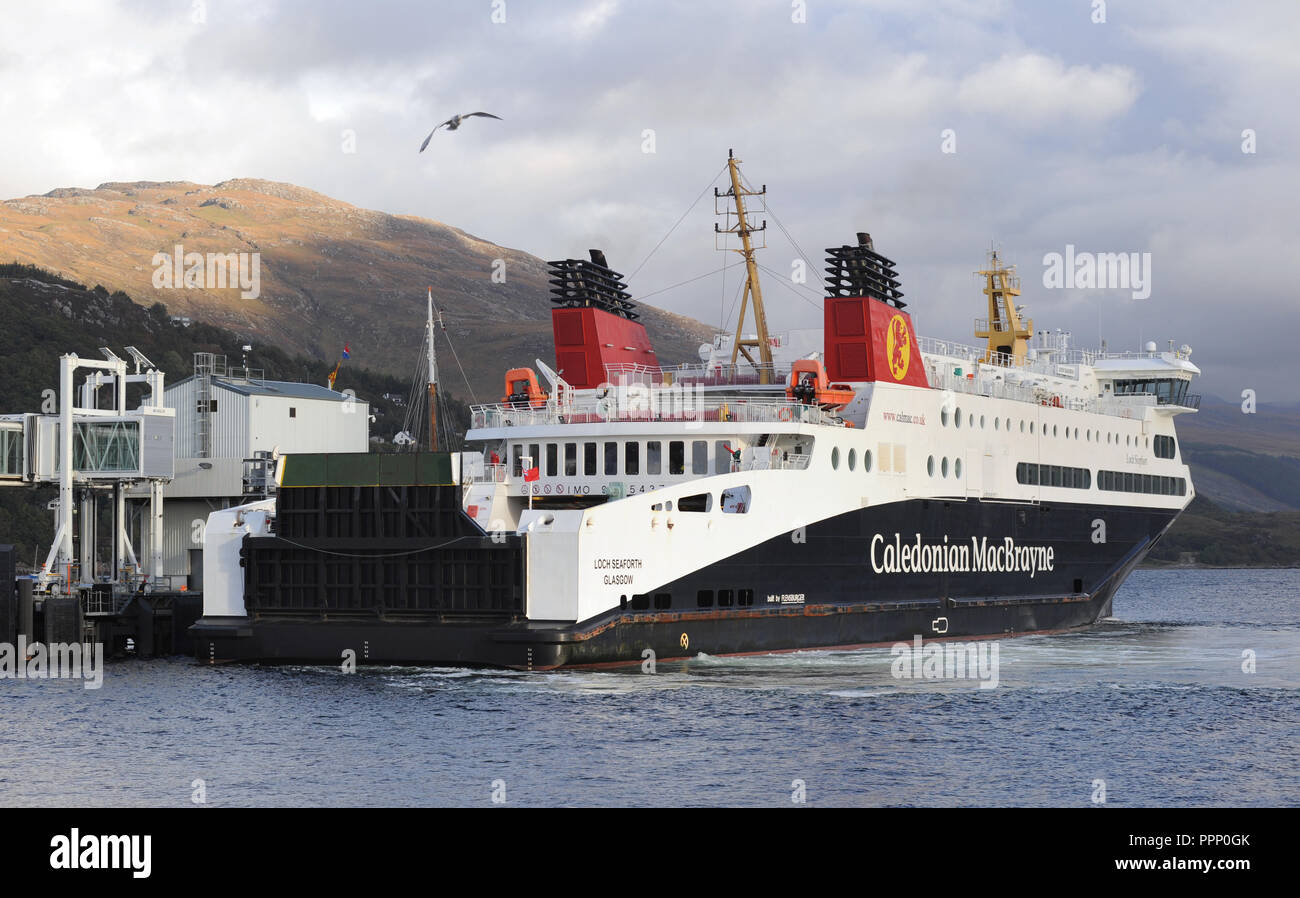 Il Loch SEAFORTH CALEDONIAN MACBRAYNE attracco del traghetto a Ullapool SCOZIA RE Traghetti Isole turismo turisti SCOTTISH island hopping EBRIDI REGNO UNITO Foto Stock