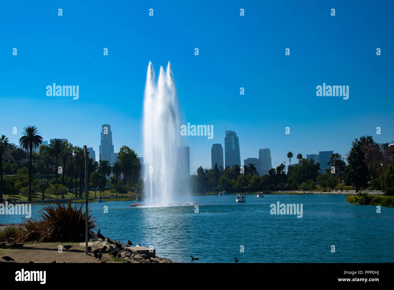 Fontana a Echo Park Lake con il Los Angeles skyline in background, Echo Park, Los Angeles, California Foto Stock