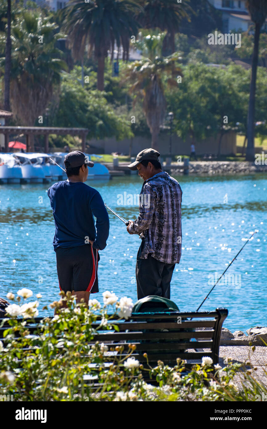 Gli uomini si preparano a pescare nel lago a Echo Park, Los Angeles, California Foto Stock