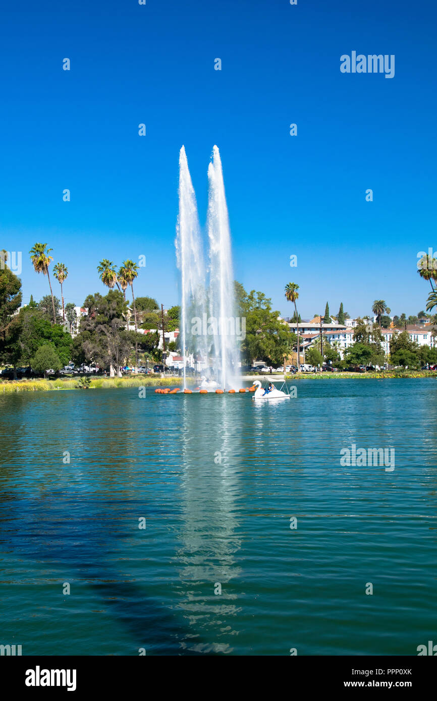 Fontana a Echo Park Lake con il Los Angeles skyline in background, Echo Park, Los Angeles, California Foto Stock