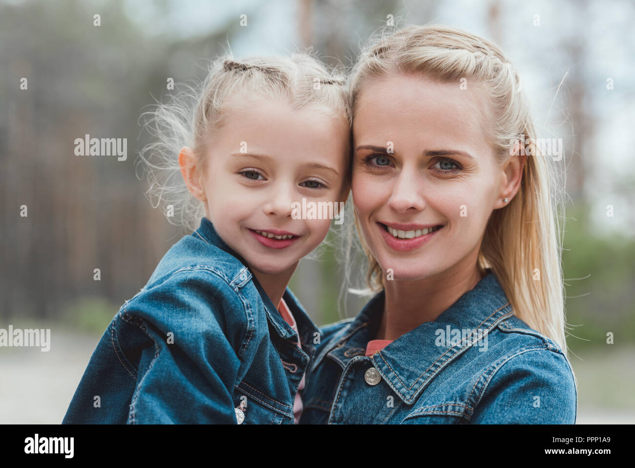 Bella bionda sorridente mamma e figlia Foto Stock