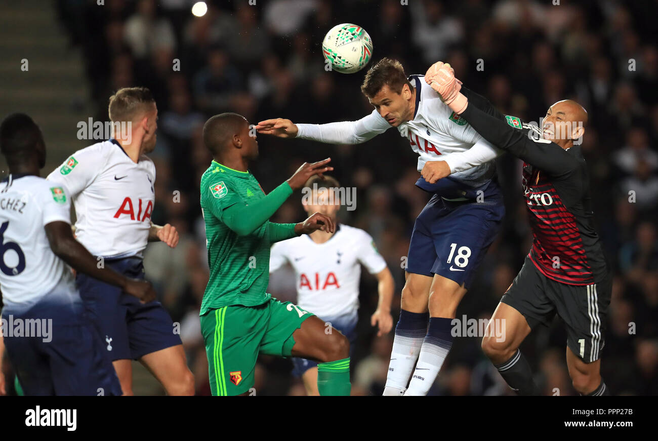 Watford portiere Heurelho Gomes punzoni chiaro dal Tottenham Hotspur Fernando Llorente durante il Carabao Cup, terzo round corrispondono a Stadium MK, Milton Keynes. Stampa foto di associazione. Picture Data: mercoledì 26 settembre, 2018. Vedere PA storia SOCCER Tottenham. Foto di credito dovrebbe leggere: Mike Egerton/filo PA. Restrizioni: solo uso editoriale nessun uso non autorizzato di audio, video, dati, calendari, club/campionato loghi o 'live' servizi. Online in corrispondenza uso limitato a 120 immagini, nessun video emulazione. Nessun uso in scommesse, giochi o un singolo giocatore/club/league pubblicazioni. Foto Stock