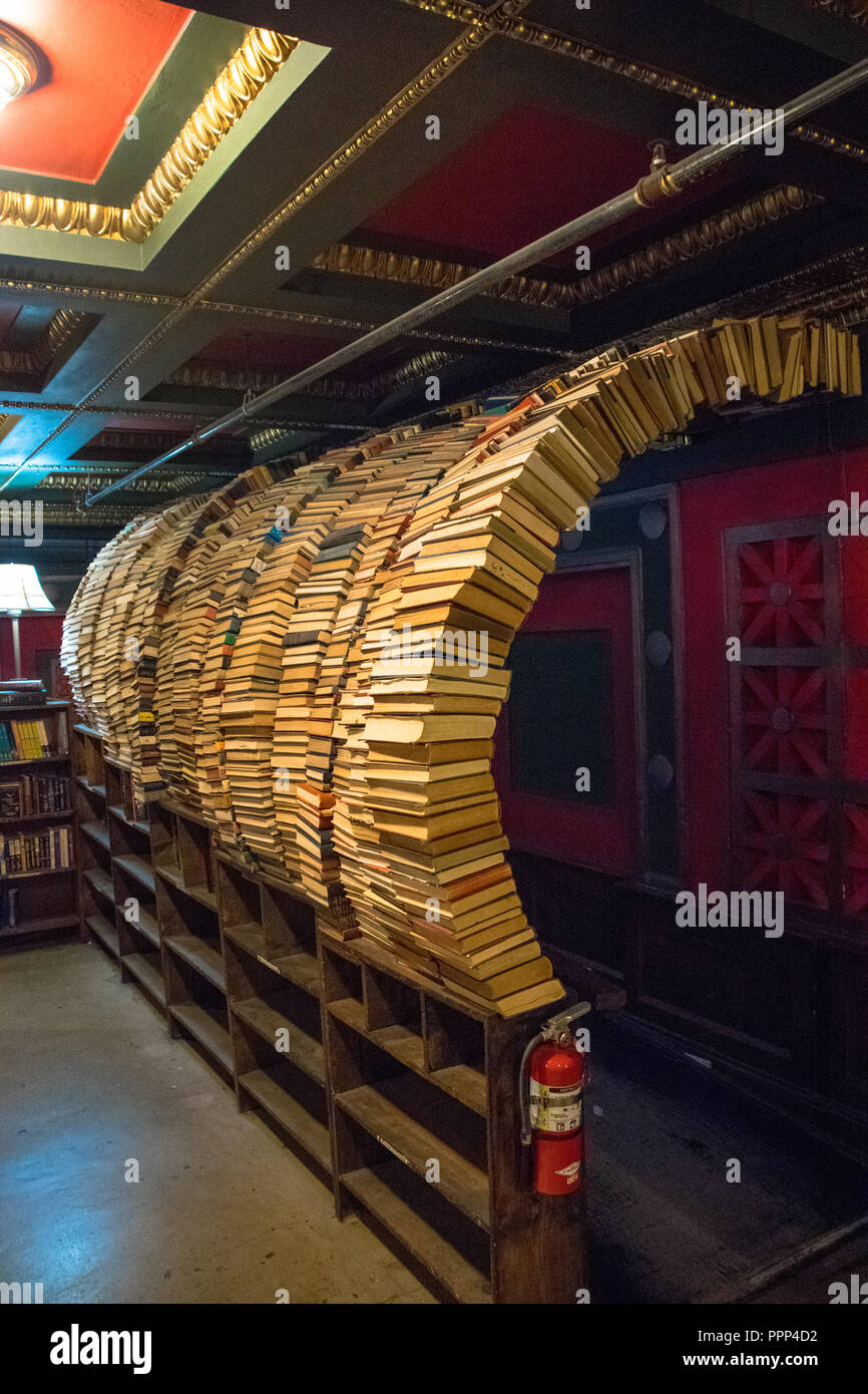 Prenota tunnel al ultimo Bookstore in downtown Los Angeles, California Foto Stock