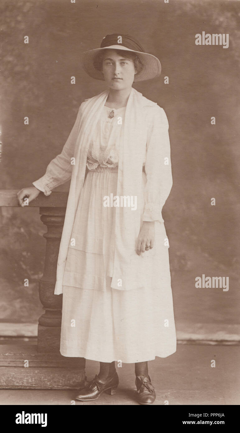 Vintage, Christchurch Dorset fotografia di un ben Vestiti donna che indossa un cappello Foto Stock
