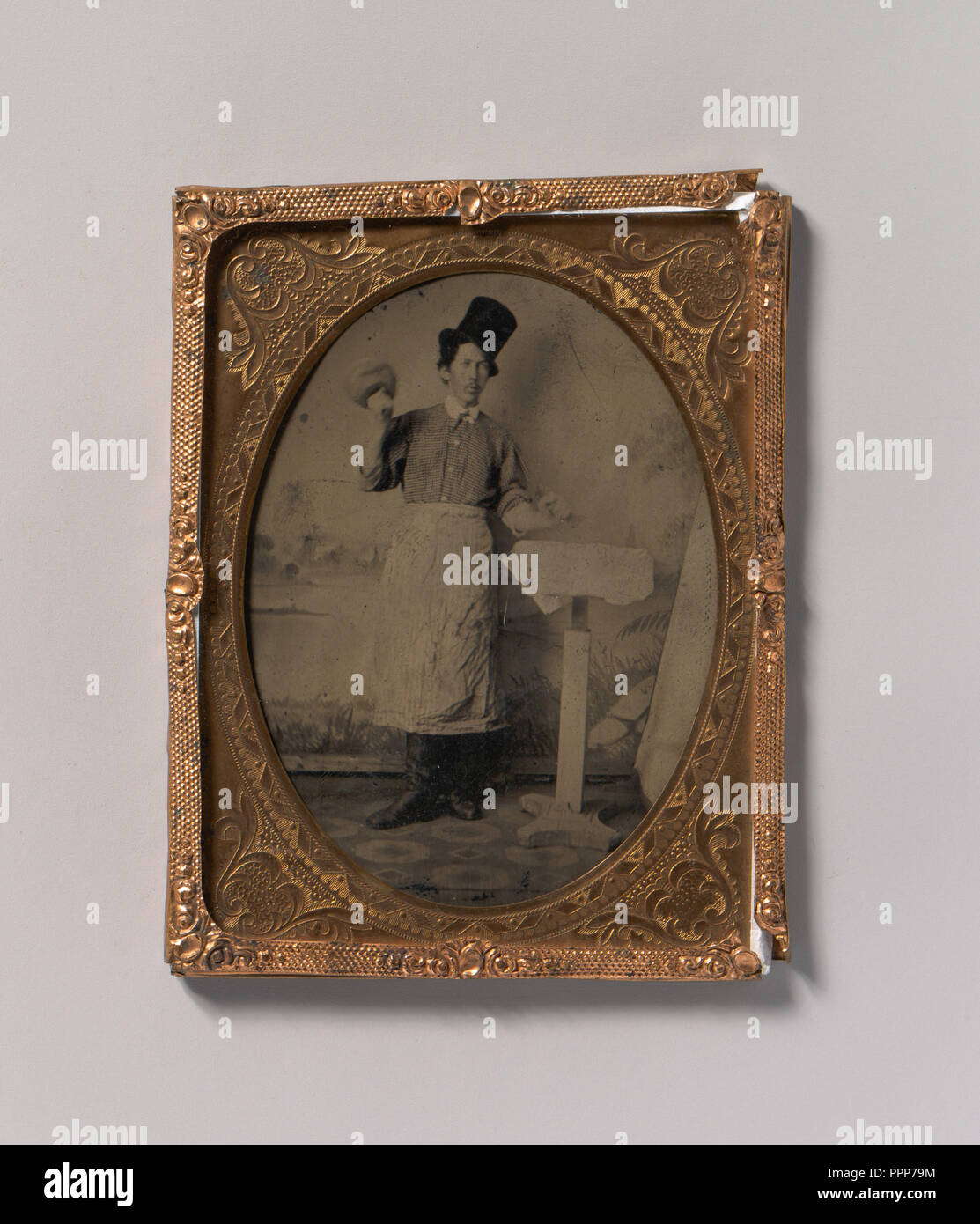 [Stone Mason in Top Hat e grembiule con un martello e uno scalpello]. Artista: sconosciuto. Dimensioni: Immagine: 8,7 x 6,5 cm (3 7/16 x 2 9/16 in.), Piastra: 10,7 x 8,4 cm (4 3/16 x 3 5/16 in.). Data: 1870s-80s. Museo: Metropolitan Museum of Art di New York, Stati Uniti d'America. Foto Stock