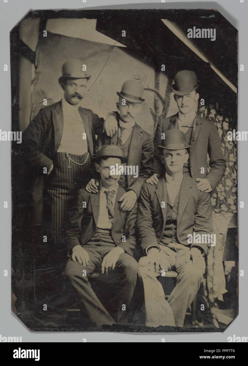 [Cinque membri della Wild Bunch?]. Artista: sconosciuto. Dimensioni: Immagine: 8,4 x 6,2 cm (3 5/16 x 2 7/16 in.). Data: ca. 1892. La Wild Bunch è stata la più grande e la più famosa band di fuorilegge nell'ovest americano. Guidati da due uomini armati hanno conosciuto più meglio dal loro alias Butch Cassidy (Robert LeRoy Parker) e Kid Curry (Harvey Logan), il Wild Bunch è un informale fiducia dei ladri e rustlers che predati su stagecoaches, piccole banche e soprattutto ferrovie dalla fine del 1880 per il primo decennio del ventesimo secolo. Questo grossolanamente costruito tintype ritratto di cinque membri della gang dresse Foto Stock