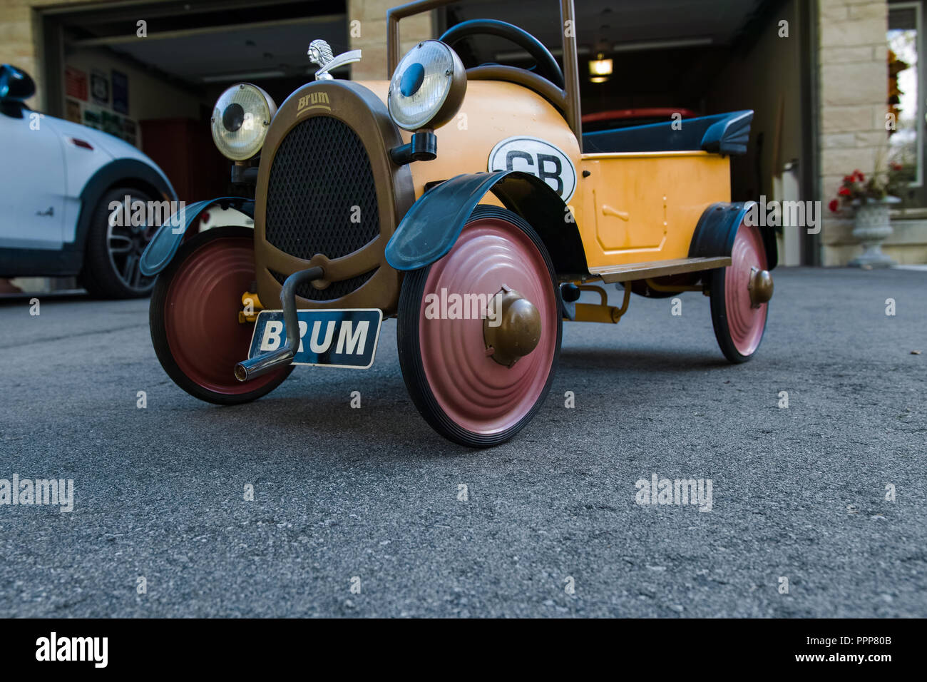 Replica (pedale auto) del famoso BRUM, personaggio principale del grande successo della serie TV per bambini. Foto Stock