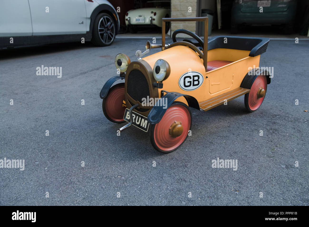 Replica (pedale auto) del famoso BRUM, personaggio principale del grande successo della serie TV per bambini. Foto Stock