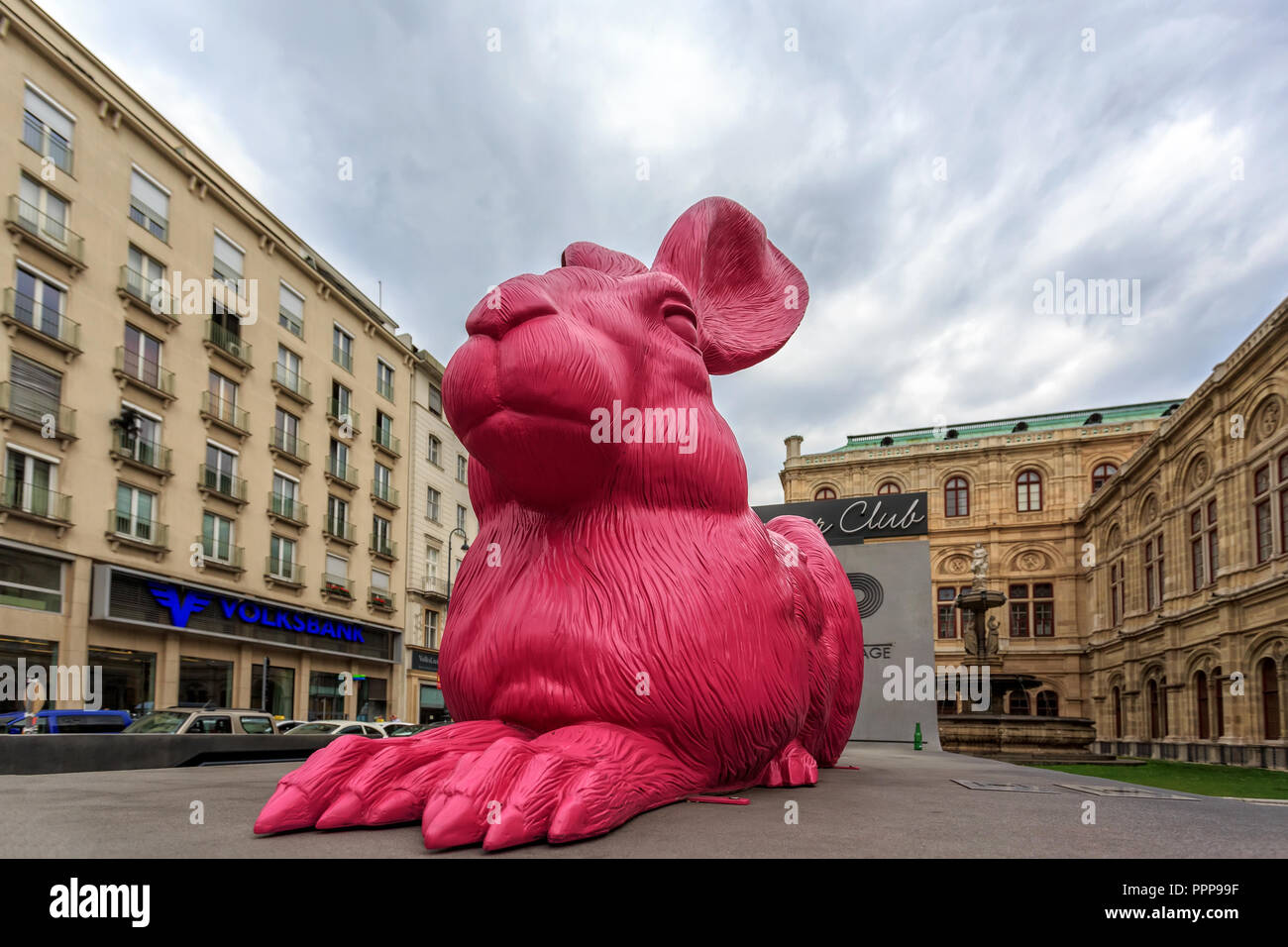 VIENNA, Austria - 27 giugno 2015: coniglietto rosa scultura vicino a Opera di Stato di Vienna. Realizzato dal tedesco concept artist Ottmar Horl Foto Stock