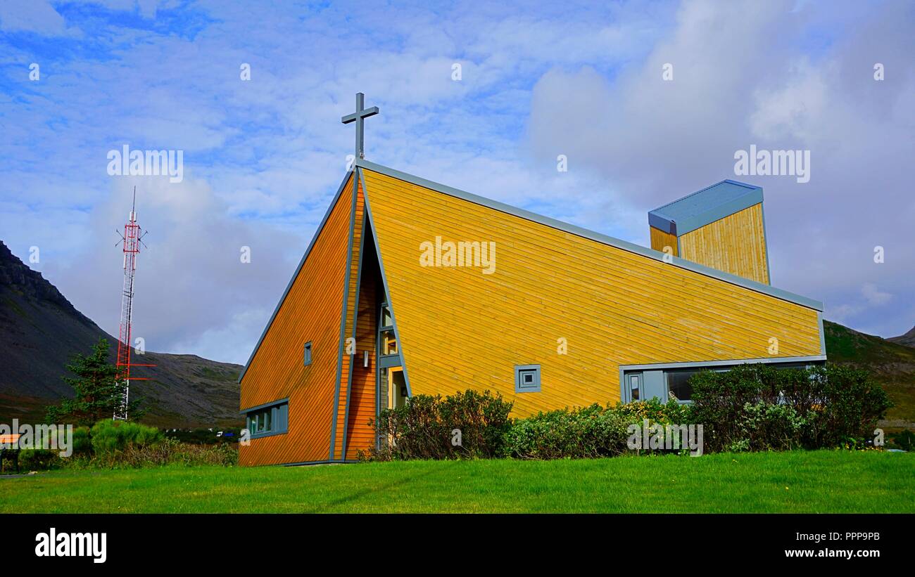 La chiesa gialla in Tálknafjörður, Islanda Foto Stock