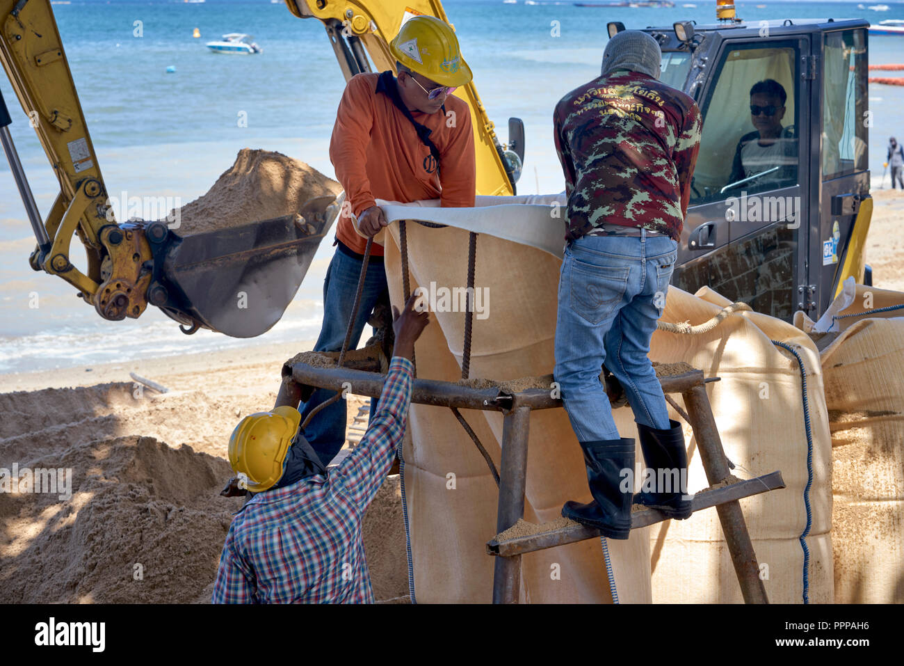 Spiaggia di progetto di bonifica e lavoratori edili. Pattaya, Thailandia, Sud-est asiatico Foto Stock