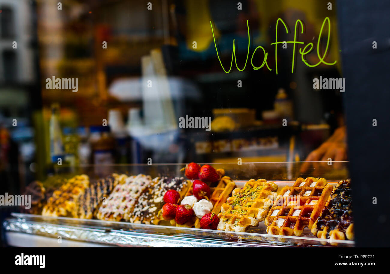 Vetrina con gustosi dolci e waffels iscrizione. Concetto di cibo dolce e bacery. Foto Stock