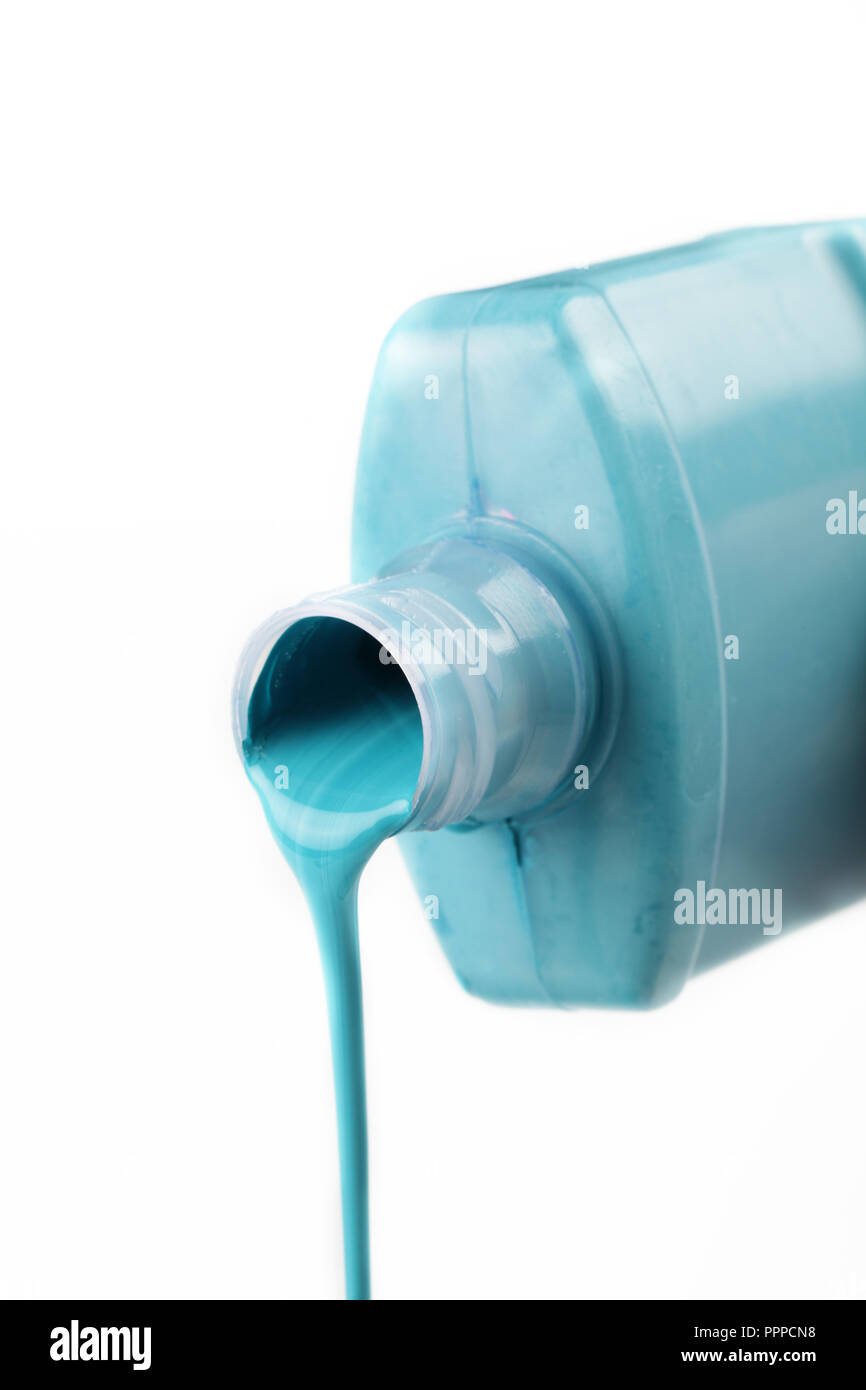 Versando la vernice dalla tavolozza CMYK isolati su sfondo bianco Foto Stock