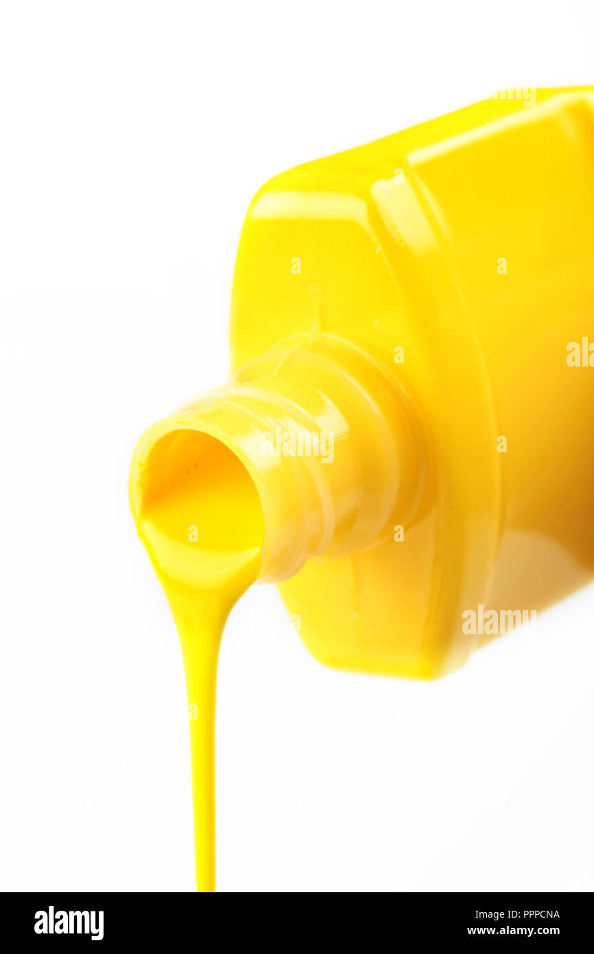 Versando la vernice dalla tavolozza CMYK isolati su sfondo bianco Foto Stock