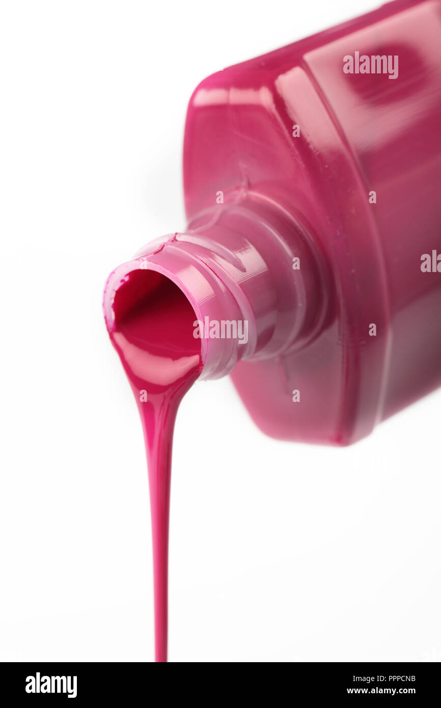 Versando la vernice dalla tavolozza CMYK isolati su sfondo bianco Foto Stock