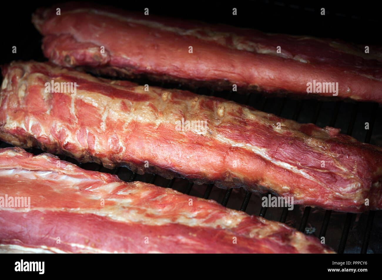 Rack di costolette di maiale per la cottura sul bar-b-que Foto Stock