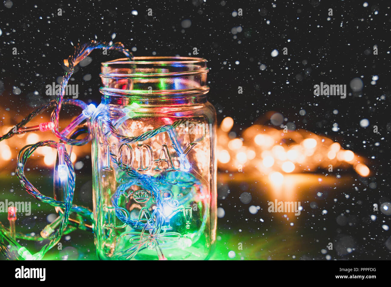 Luci colorate in vetro trasparente neve jar le luci di Natale in camera  Foto stock - Alamy
