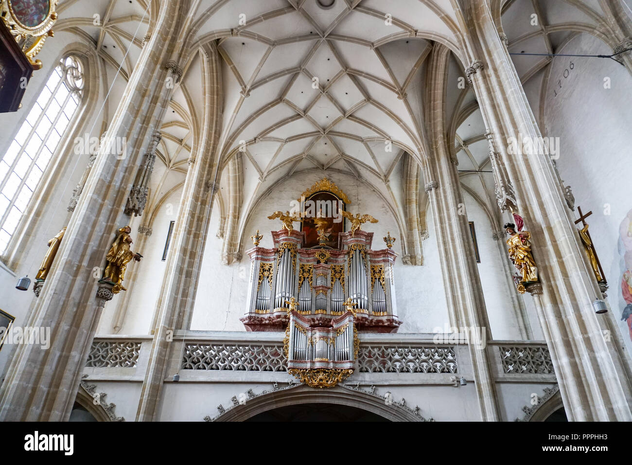 Austrian cristiana cattedrale interno con splendido soffitto decorato. Foto Stock