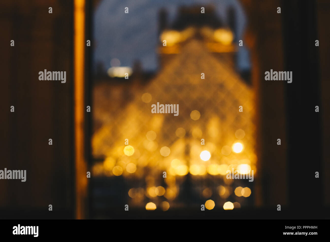 Immagini sfocate di notte le luci vicino a piramide in vetro al Louvre di Parigi. Foto Stock