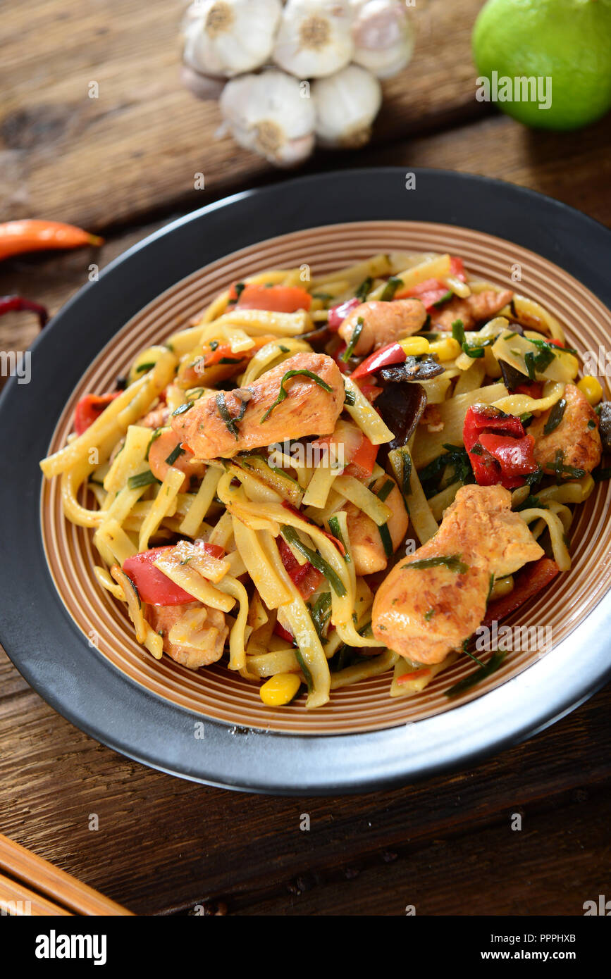 Tradizionale pasto indonesiano bami goreng con tagliatelle, verdure e pollo Foto Stock