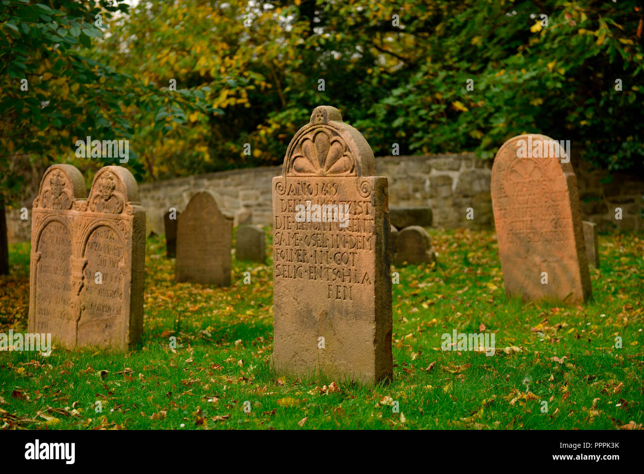 Grabsteine, Friedhof Dorfkirche Stiepel, Brockhauser Strasse, Stiepel, Bochum, Nordrhein-Westfalen, Deutschland Foto Stock