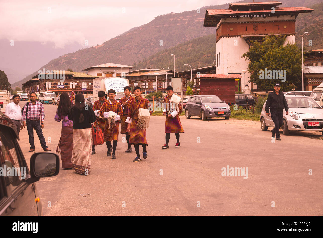 Paro persone,gioventù ,in Bhutan,dress,Altri,in abito occidentale,donne,in abito tradizionale,Paro principali ,street scene,Paro,Bhutan. Foto Stock