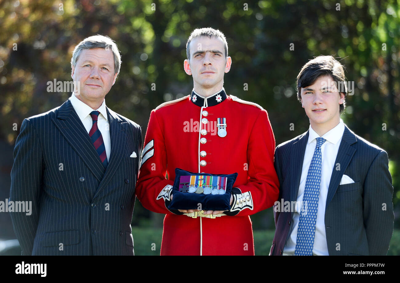 Richard Frisby (sinistra) e suo figlio Enrico (a destra), grande nipote e grande grande nipote del capitano Cirillo Frisby, pone al fianco di Caporale Hodgkinson delle guardie Coldstream chi detiene il Capitano Frisby il Victoria Cross, dopo un servizio ufficioso a Victoria Barracks, Windsor, che ha commemorato i 100 anni due VCs sono stati premiati per i loro soldati. Foto Stock