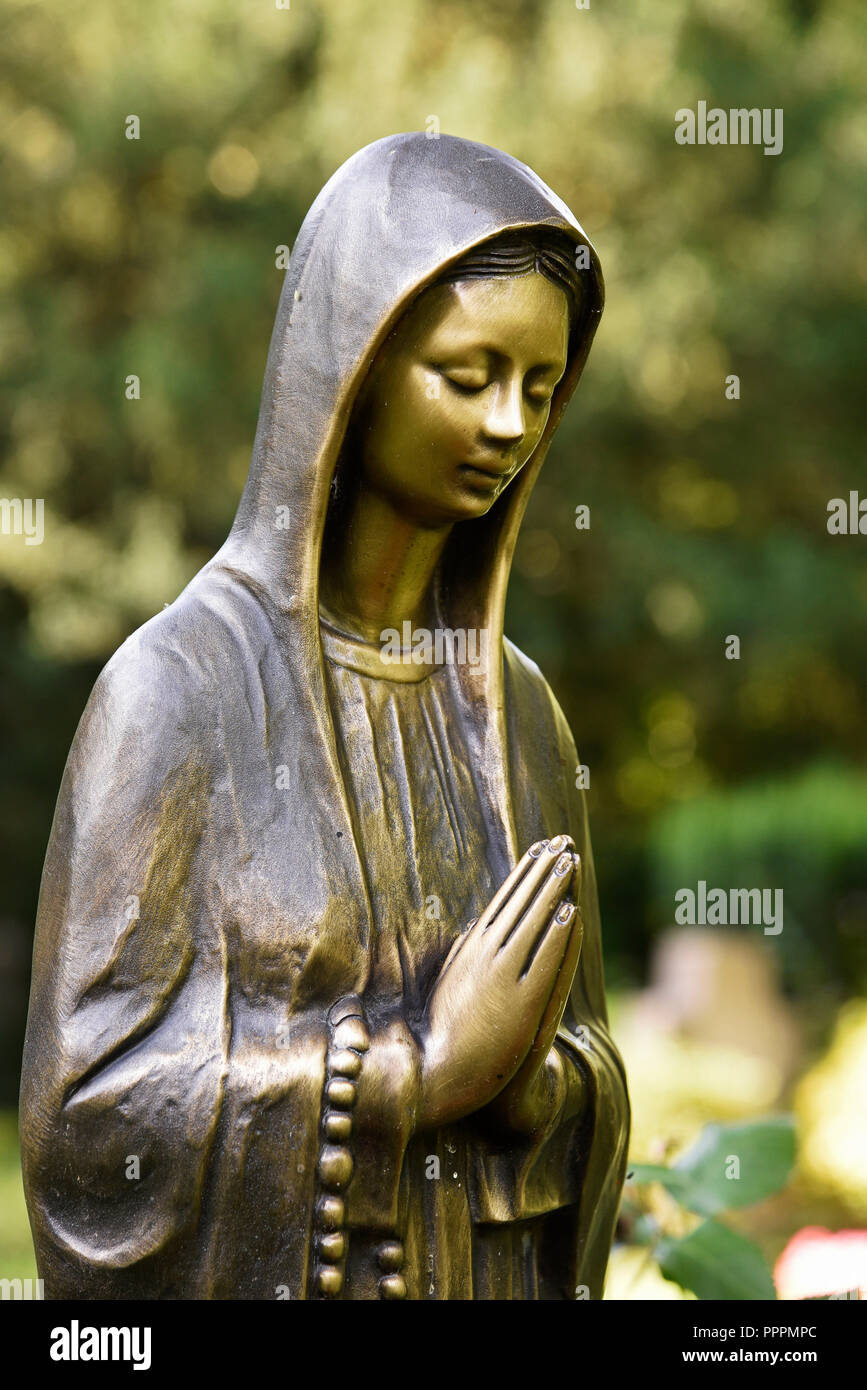 La figura di un santo, cimitero, Dortmund, distretto della Ruhr, Nord Reno-Westfalia, Germania Foto Stock