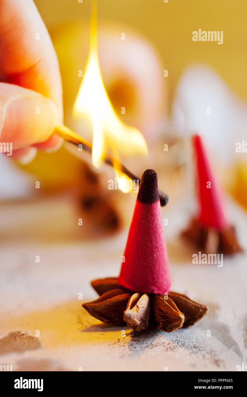 Ceca tradizionale Natale e tempo di Avvento - fumatori coni di incenso e la mano con la masterizzazione di corrispondenze - decorazione di festa Foto Stock